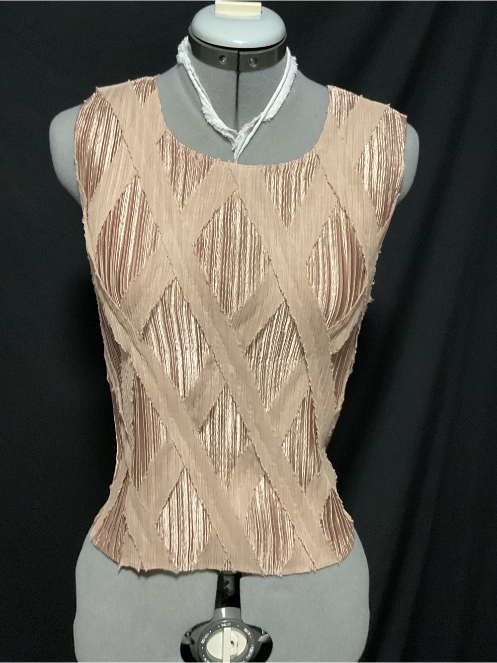 NICOLA Sleeveless Diamond-Texture Tank in Blush